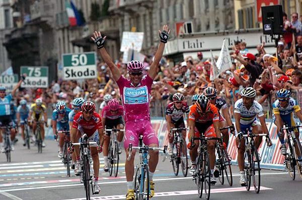 Alessandro Petacchi (Milram) takes it.