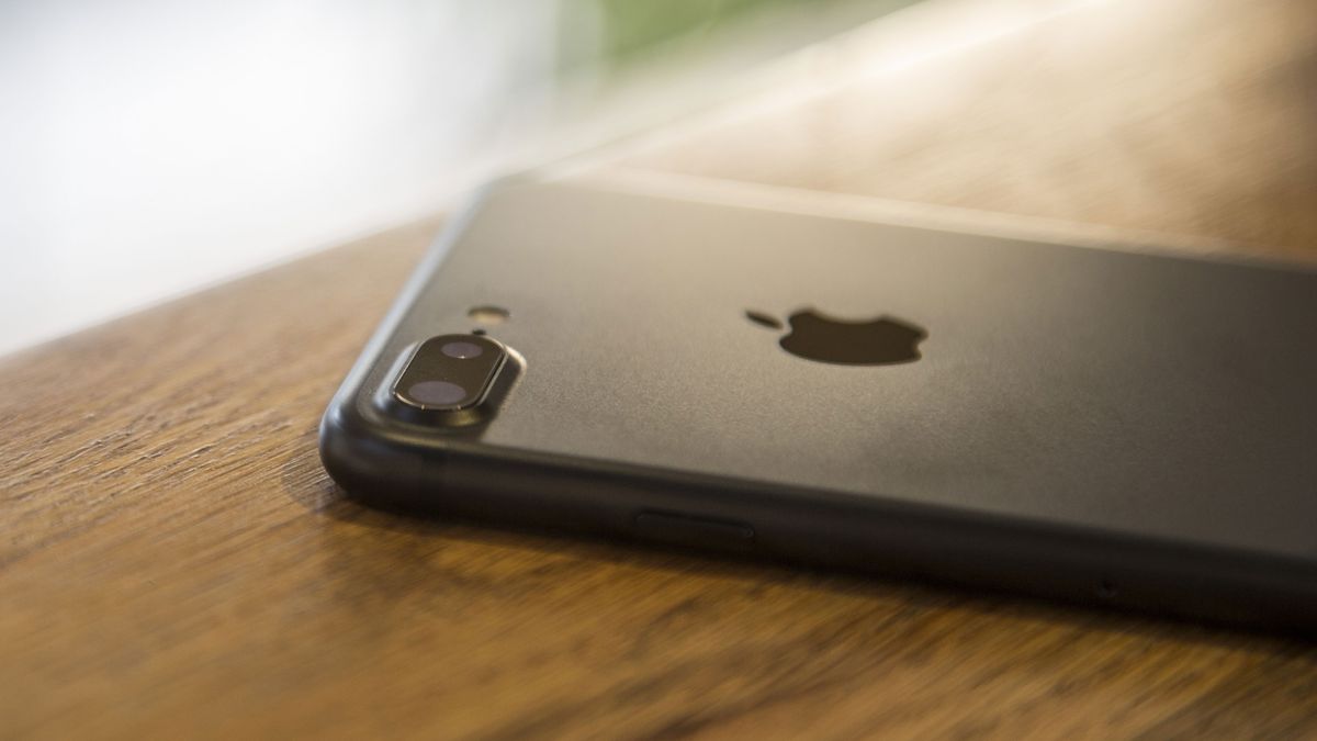 iphone-7s-plus-pictured-with-glass-back-may-hint-at-wireless-charging