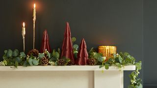 picture of mantel with christmas decorations on top of it