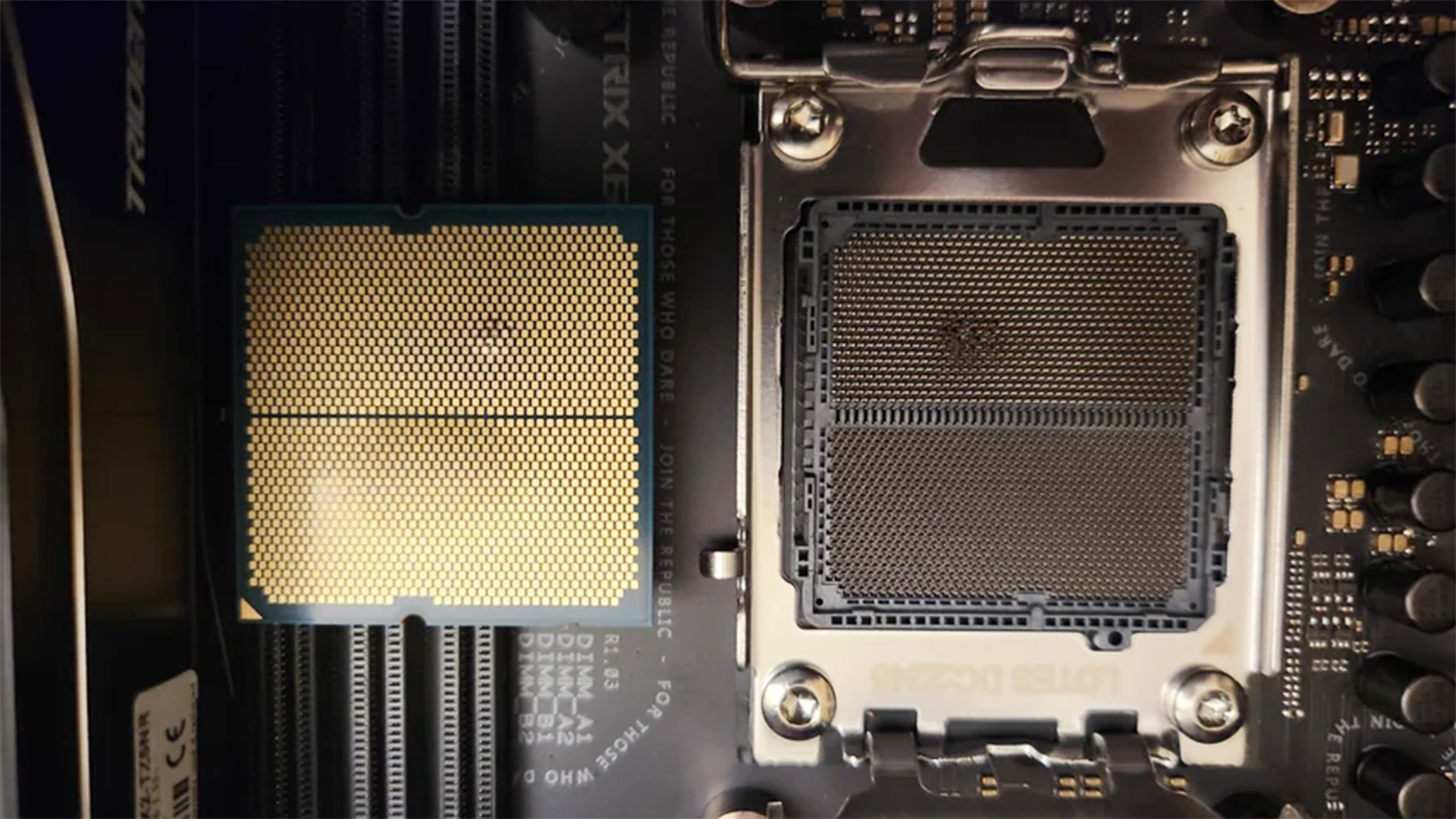 Ein AMD-Chip und ein AM5-Motherboard-Sockel mit sichtbaren Schäden