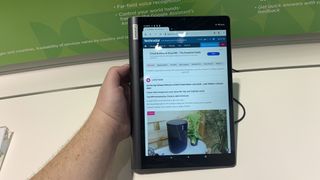 Lenovo Yoga Smart Tab kädessä