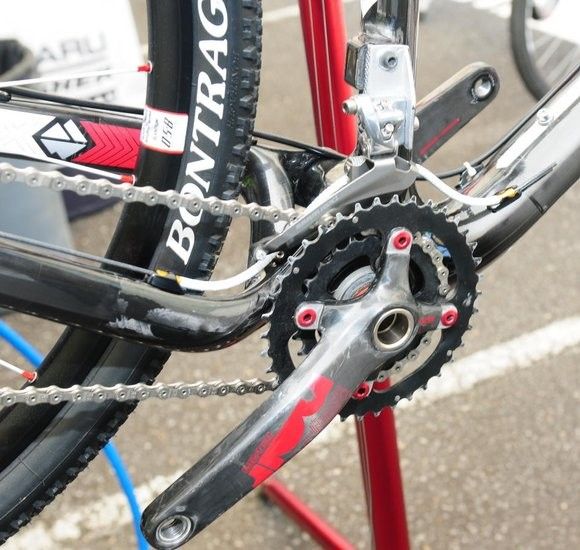 Asymmetrical chain stays save weight and increase rigidity for better wheel tracking.