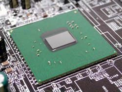 While the $1000-processor hardly can be considered the big newsmaker, the company also introduced an upgraded version of the previously released 925X PCI Express chipset. The 925XE now supports a 200 MHz QDR and a 266 MHz QDR FSB, translating to an 800 a 1066 MHz FSB. The chipset can work in conjunction with the current Pentium 4 700 series, the upcoming 600 series (including 2 MByte L2 Cache) as well as the first dual core processors, code-named Smithfield, due in the third quarter of 2005.