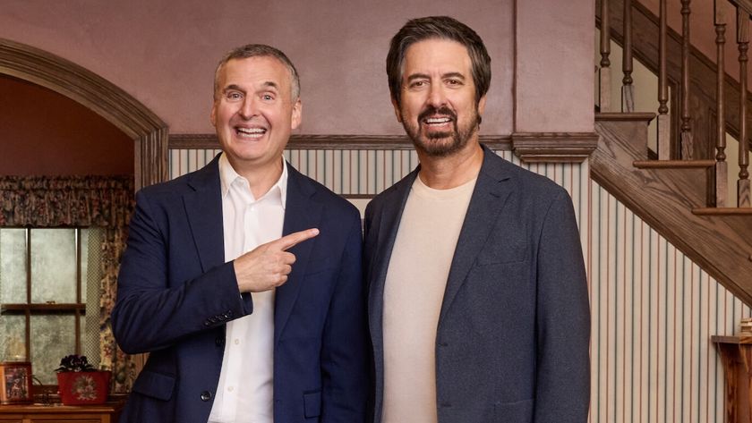 Phil Rosenthal pointing at Ray Romano for CBS&#039; Everybody Loves Raymond 30th anniversary special