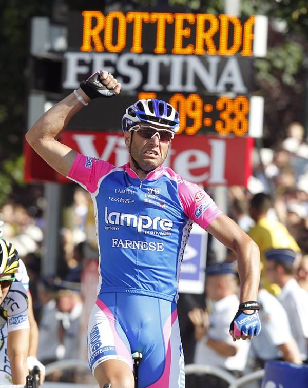 Alessandro Petacchi (Lampre-Farnese Vini) celebrates his stage victory.