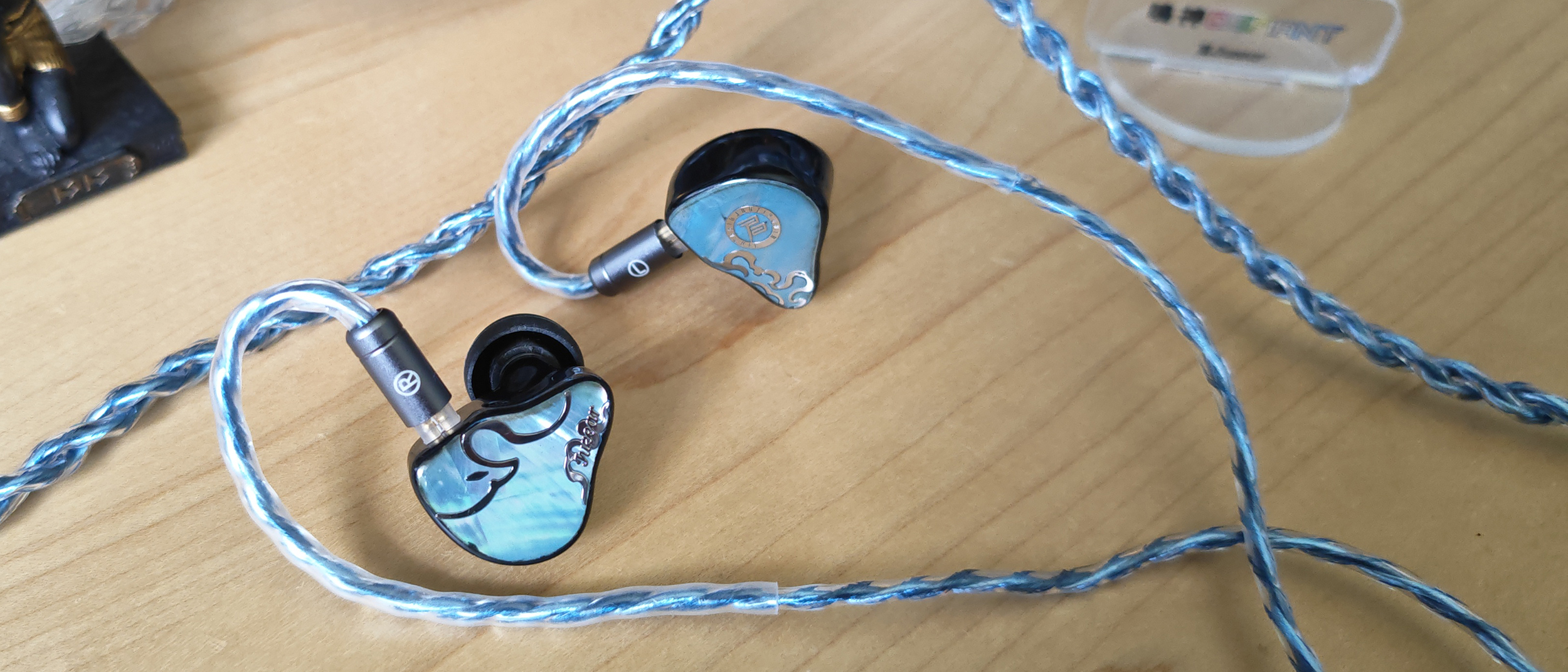 The Juzear Defiant: Gamefidelity edition, with blue cable. 