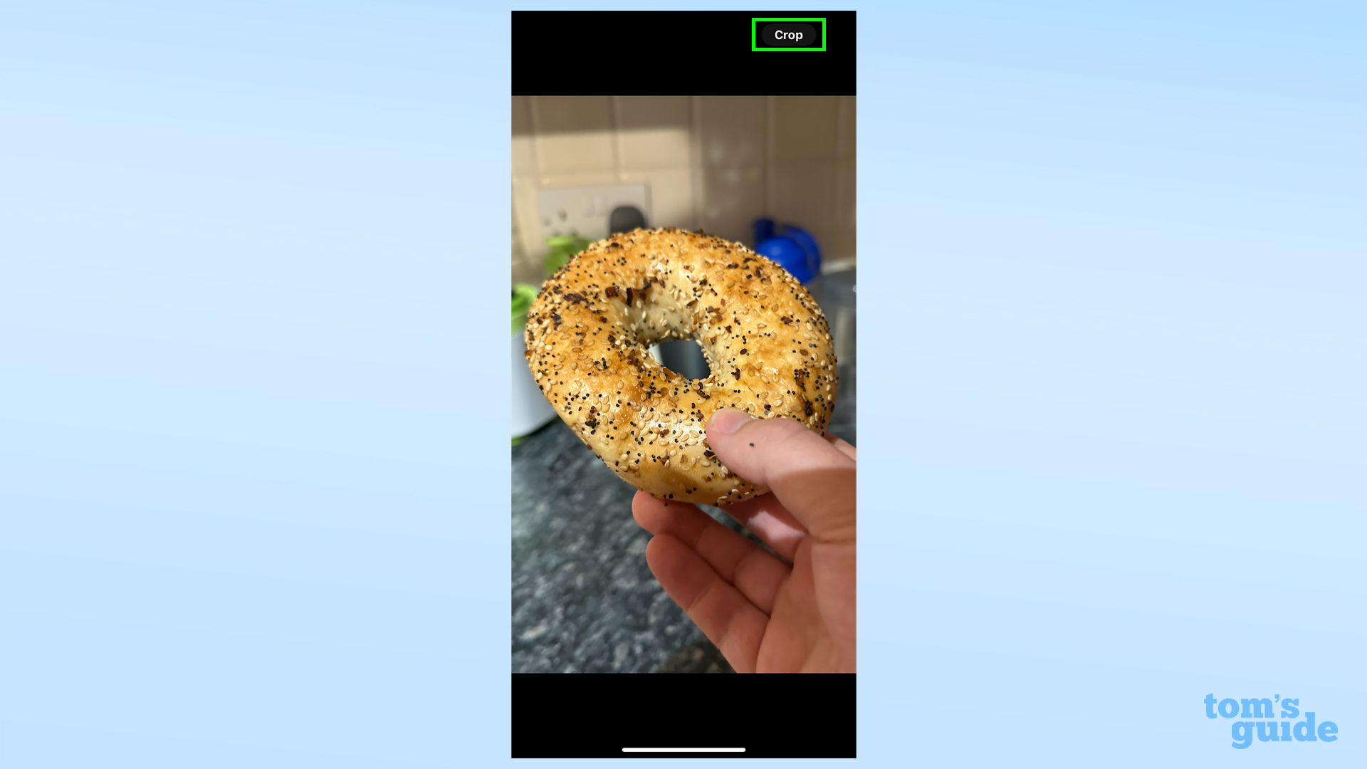 Снимок экрана, показывающий увеличенное изображение бублика с кнопкой «Обрезать» в углу в iOS 17.