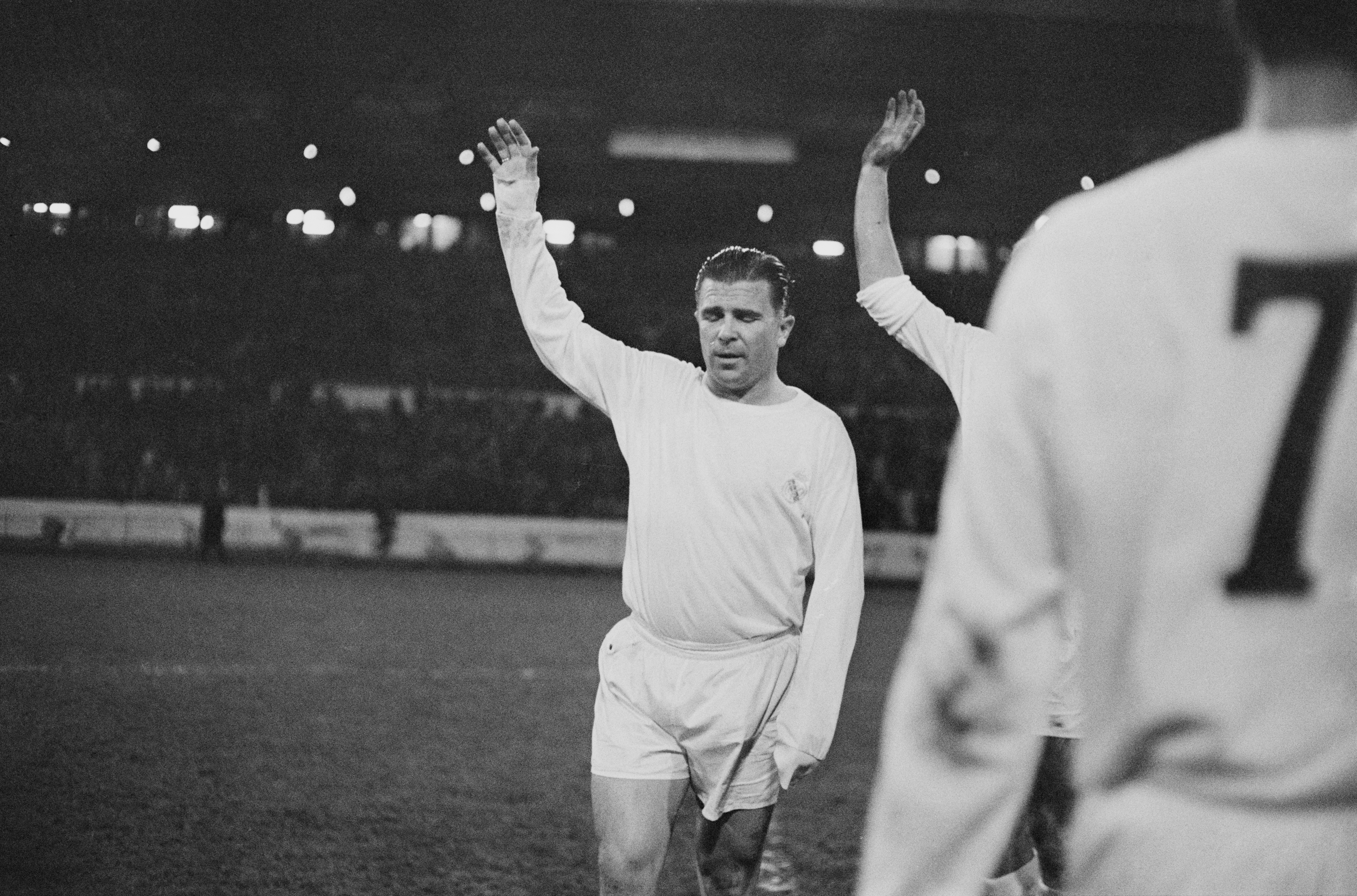 Ferenc Puskas del Real Madrid raffigurato in una partita contro il Chelsea nel novembre 1966.