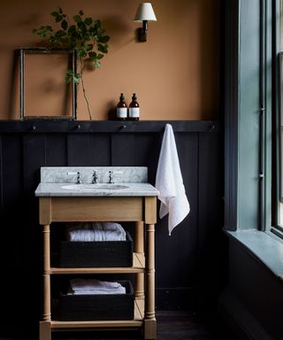 Country style sink with panelling and hooks