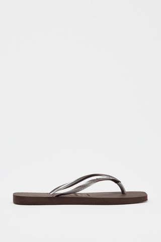 BT3MY4AuKztMM5uEvA5pgC-320-80 كانت جينيفر أنيستون ترتدي الجينز و flip-flops مثل عام 2004