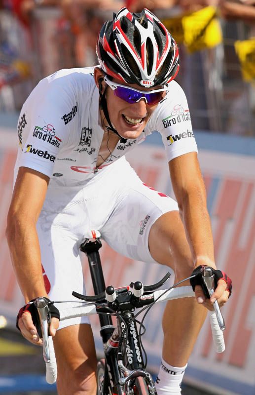 Andy Schleck in the best young riders jersey at the 2007 Giro d'Italia's stage 13 time trial