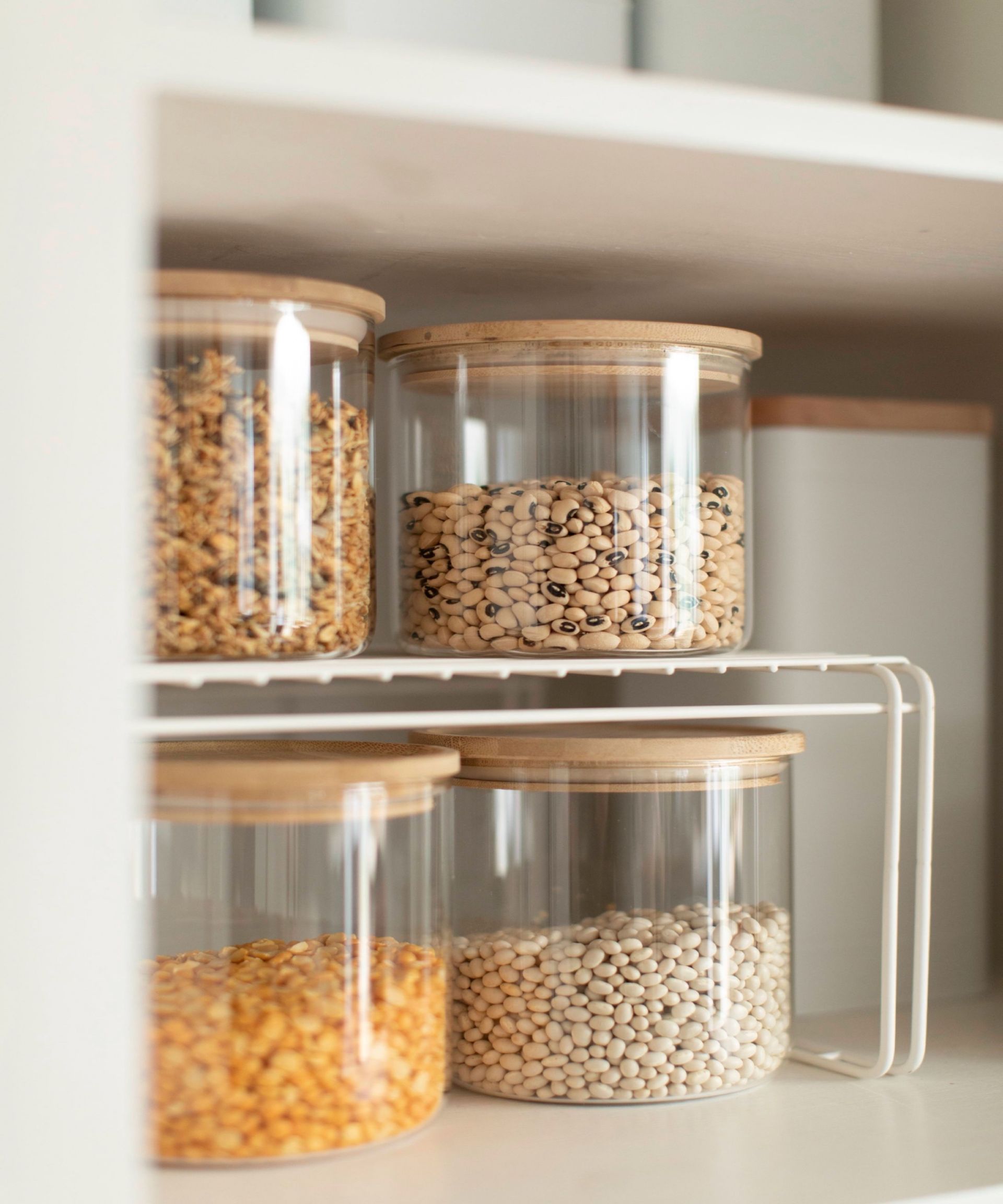 Glass pot with wooden lids, white grated shelves