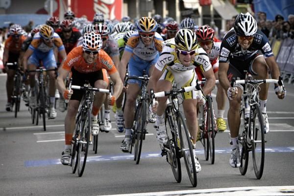 Mark Cavendish (HTC-Columbia) powers to the finish line.