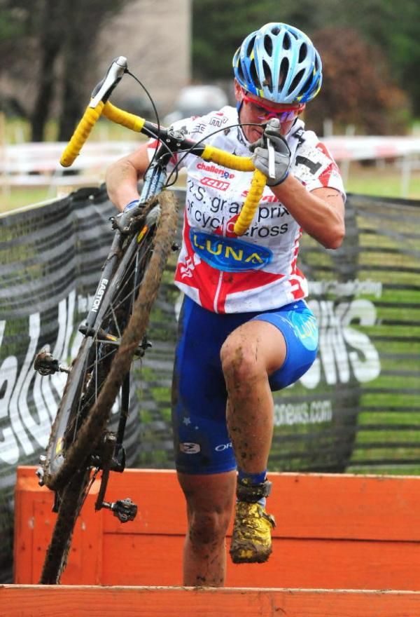 Katerina Nash (Luna Pro Team) over the barriers with a half lap until victory.