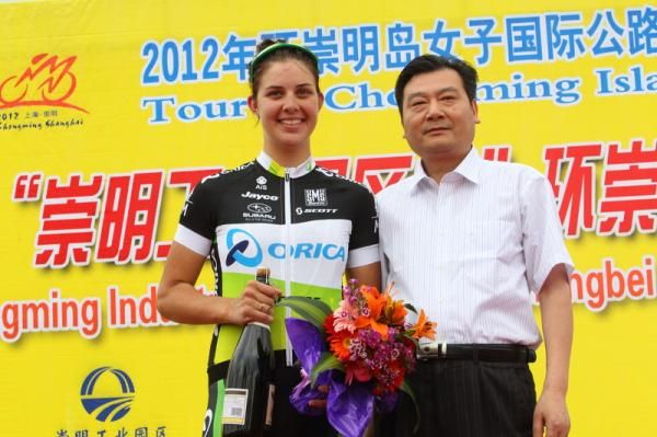 Melissa Hoskins (Orica-AIS, presented by GreenEDGE) on the podium after winning the first stage