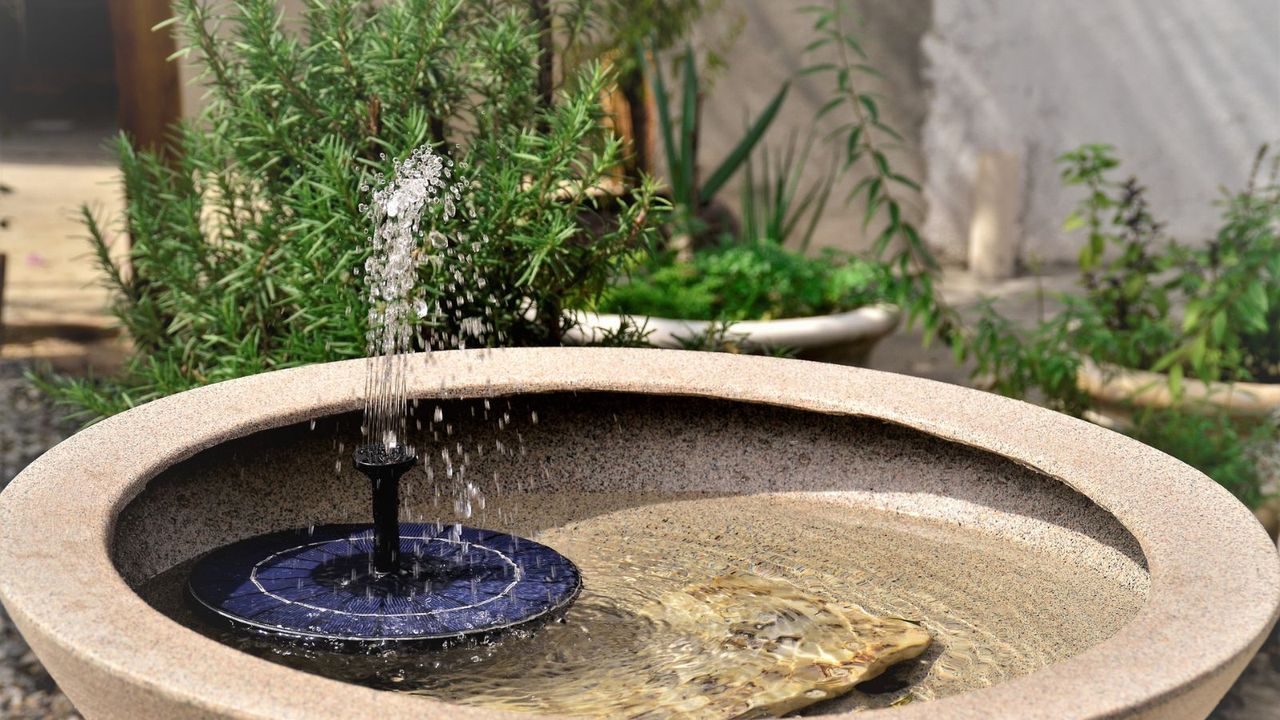 Solar water fountain