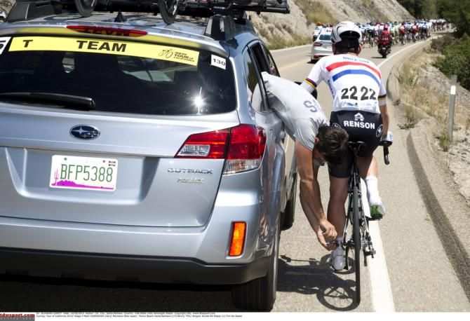 Mark Cavendish getting a hand from the mechanic