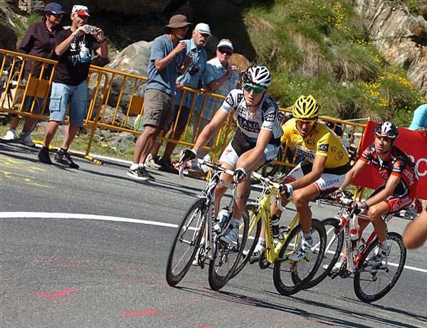 Fabian Cancellara (Saxo Bank) tried hard to keep his jersey.