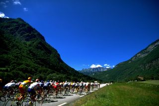 29 Jul 1998 The peleton approaches a mountain range during Stage 17 of the 1998 Tour De France between Albertville and AixLesBains France Mandatory Credit Alex Livesey Allsport