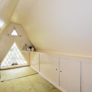 zoopla thatched cottage bedroom