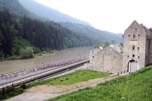 The peloton takes in some Austrian scenery.