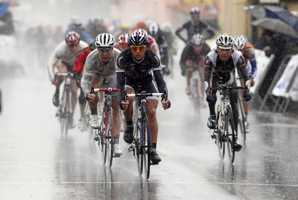The peloton is led home by Roberto Ferrari.