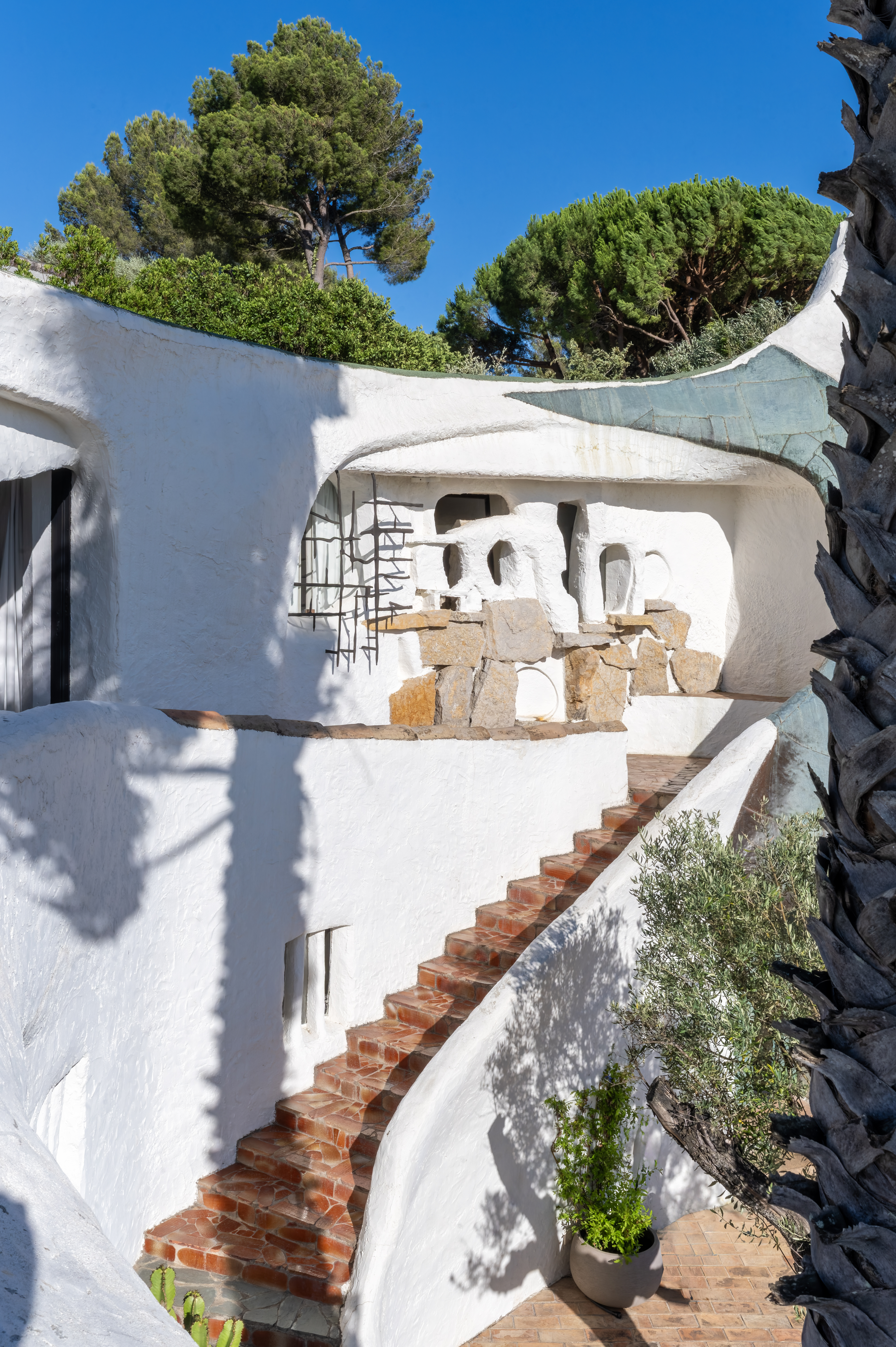 organic house in the sun by Jacques Couelle and Miriam Frowein Interiors