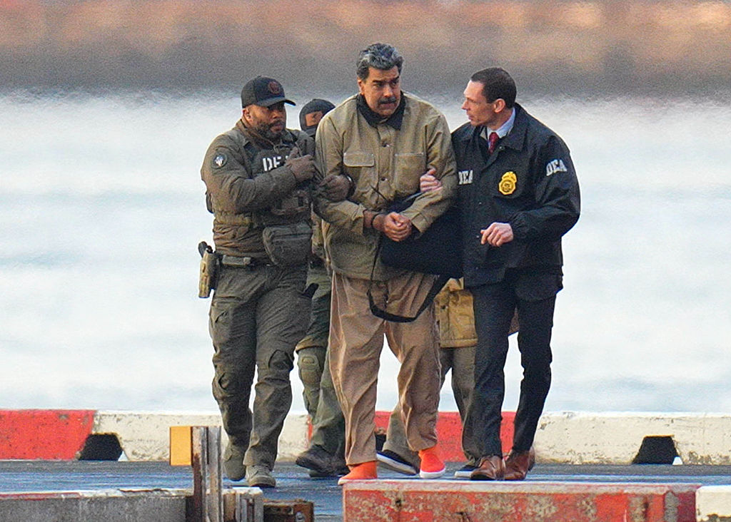 Nicol&aacute;s Maduro in handcuffs after landing at a Manhattan helipad