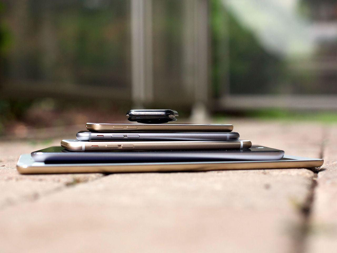 Apple Watch, iPod touch 6, iPhone 6, iPhone 6 Plus, iPad mini 3, iPad Air 2 sides