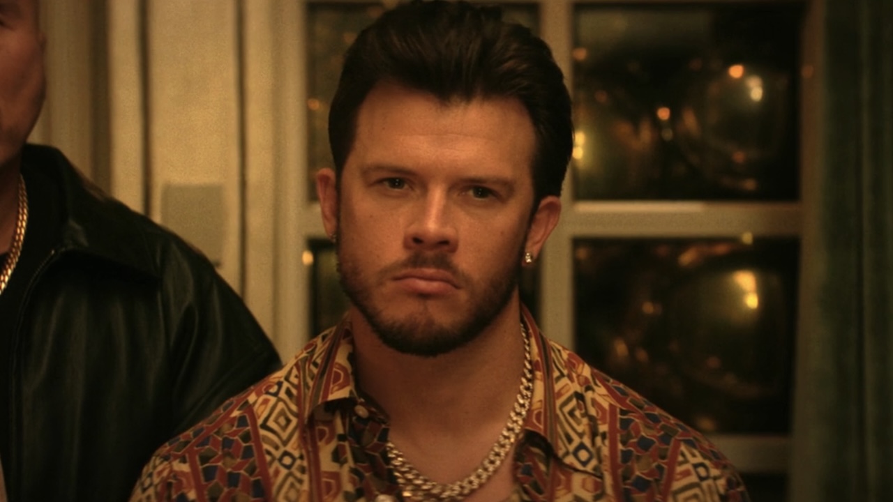 माईकमध्ये चेहऱ्यावर तीव्र भाव असलेला जिमी बॉय & निक & निक & ॲलिस