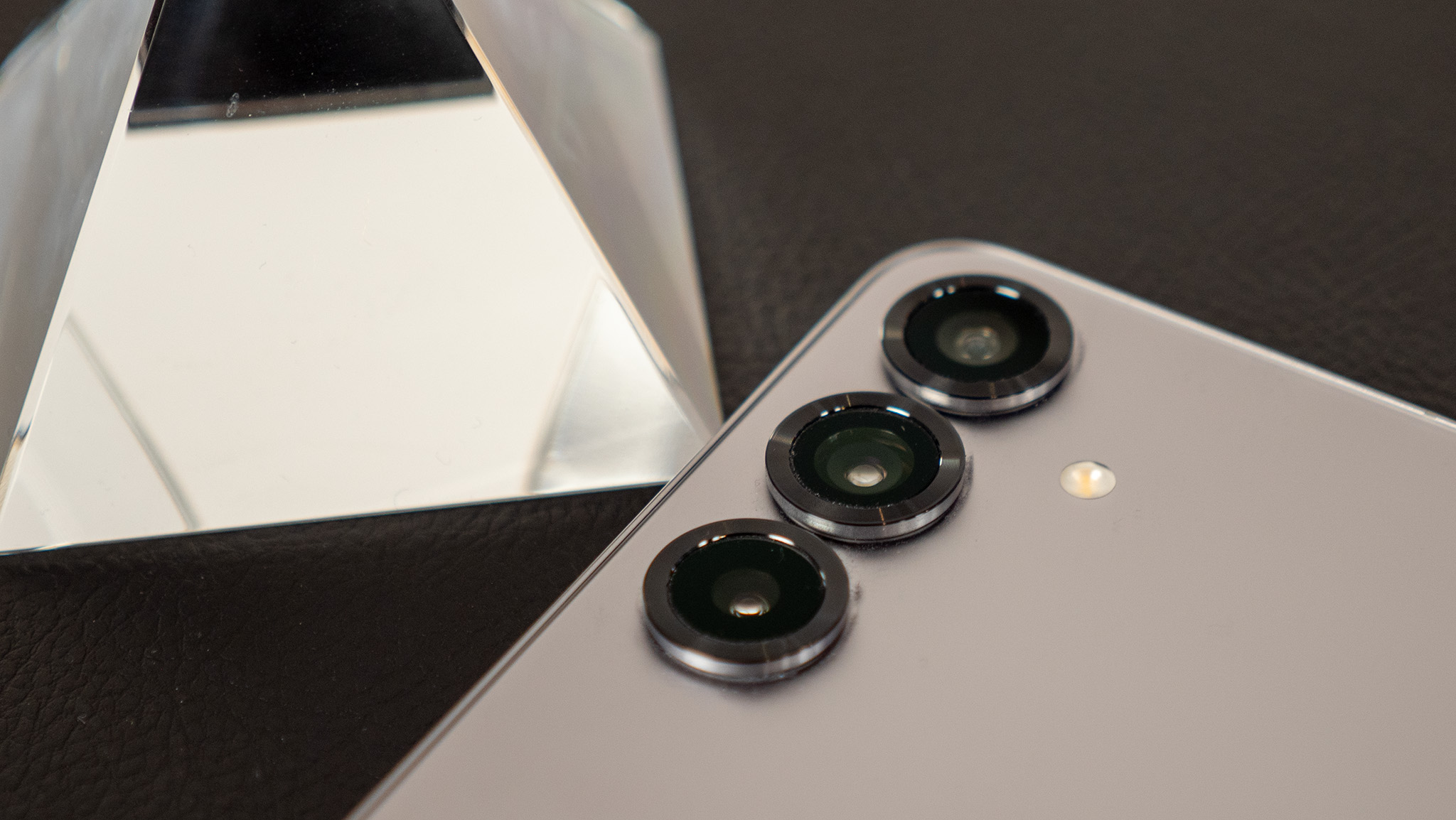 The redesigned camera lens covers around the raised lenses on the back of the Samsung Galaxy S25