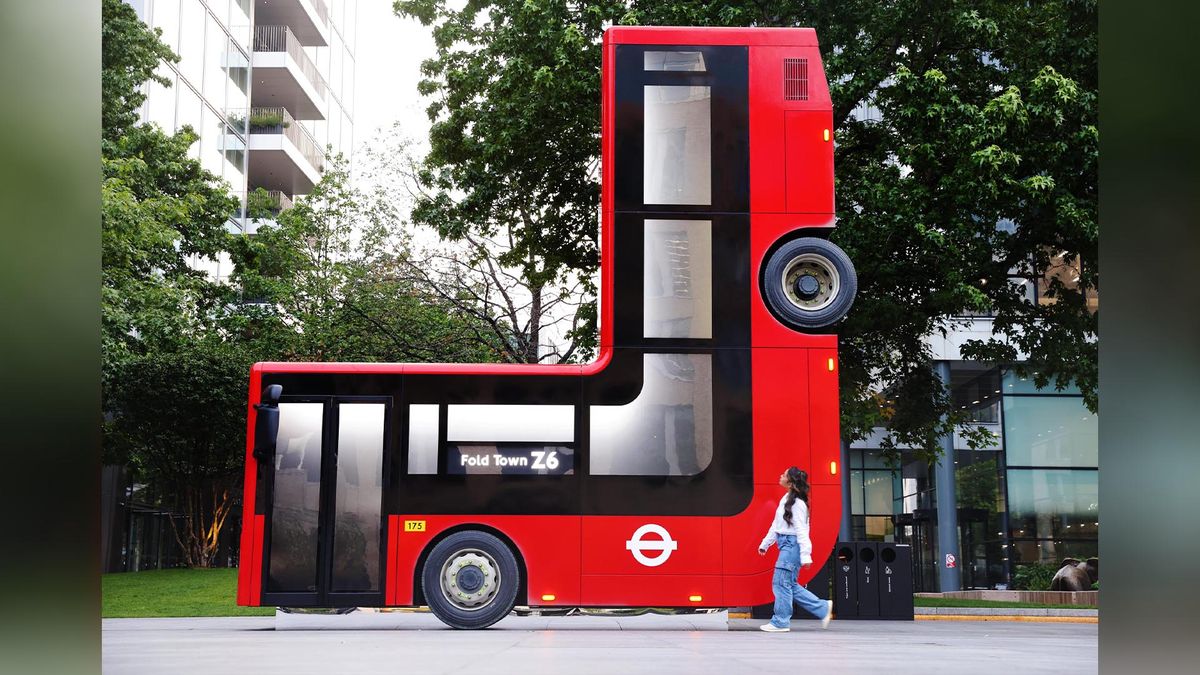 Samsung&#039;s Fold Town campaign bus