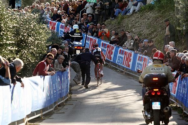 Jos&eacute; Vicente Garcia (Caisse d'Epargne) gets a hand.