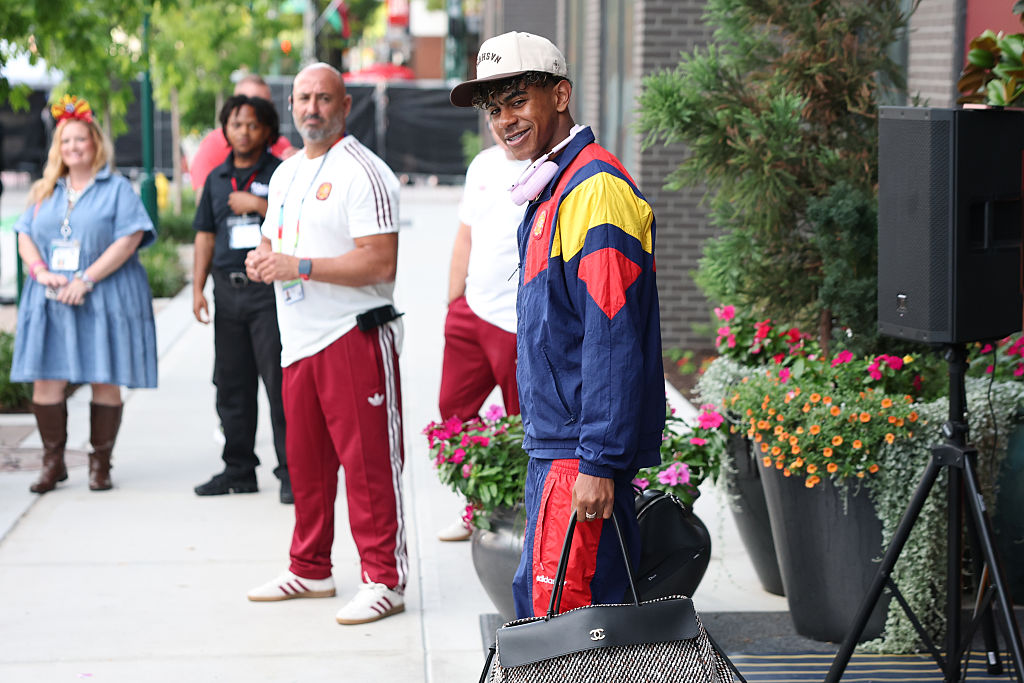 CHATTANOOGA, TENNESSEE - 19 DE JUNHO: Lamine Yamal nº 19 da Espanha caminha até o ônibus para ir para Atlanta no Embassy Suites by Hilton Chattanooga Downtown em 19 de junho de 2026 em Chattanooga, Tennessee. (Foto de Florencia Tan Jun/Getty Images)