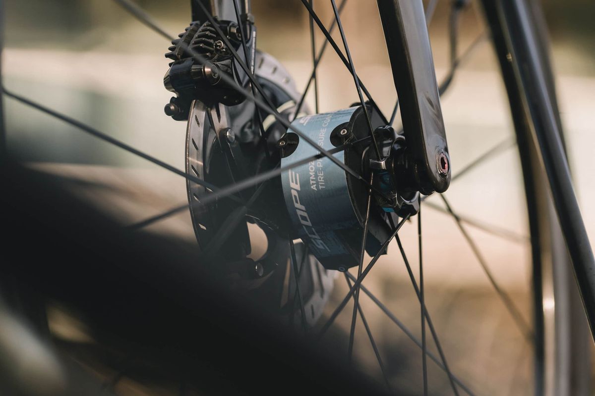 Sistema de gerenciamento de pressão de pneus de corrida será usado em Paris-Roubaix pela equipe DSM