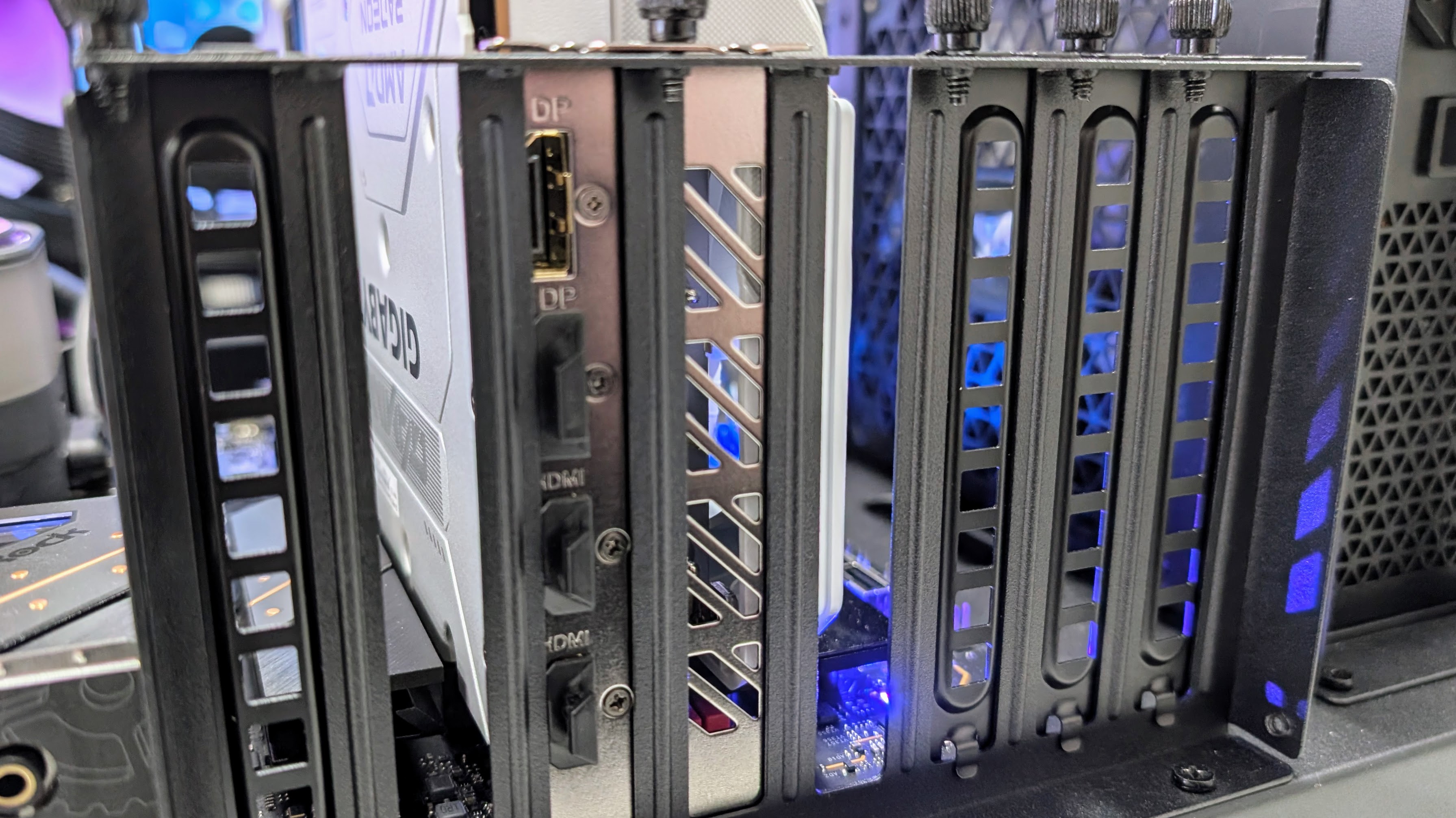 Gigabyte Radeon RX 9070 XT Gaming OC Ice 16GB installed in a test bench