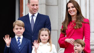 Prince George of Cambridge, Prince William, Duke of Cambridge, Princess Charlotte of Cambridge, Prince Louis of Cambridge and Catherine, Duchess of Cambridge stand on the balcony of Buckingham Palace following the Platinum Pageant on June 5, 2022 in London, England