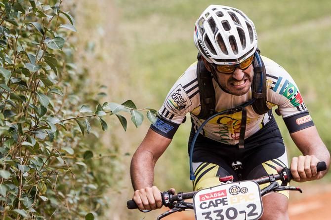 Nuno Mano gorge struggles up a difficult climb