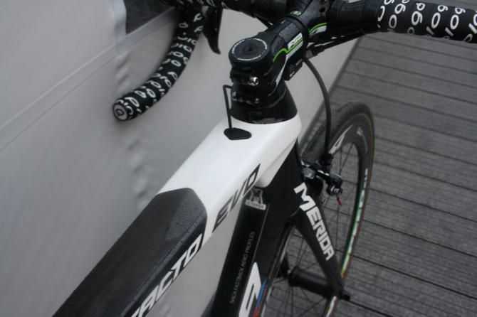 The entry port for the Di2 cable is right behind the stem