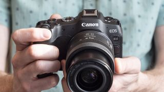 Canon EOS R8 dans la main