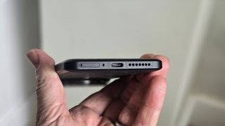 Xiaomi 14 Ultra ihmisen kädessä pohjassa oleva USB-C-portti kohti kameraa