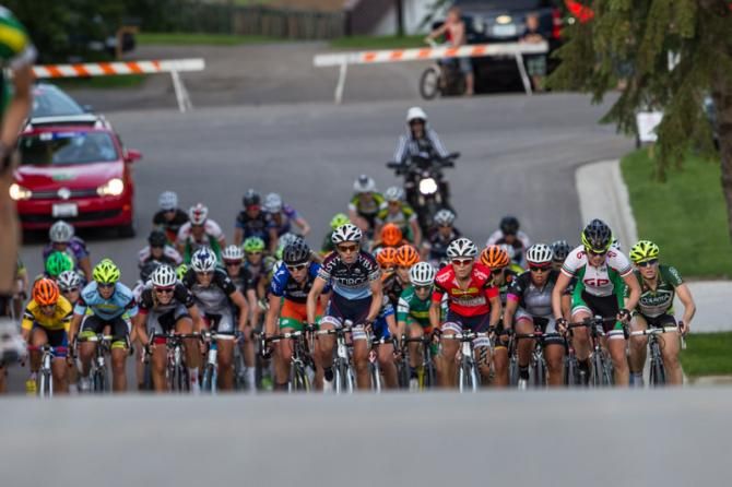 The women's field closes in on the finish.