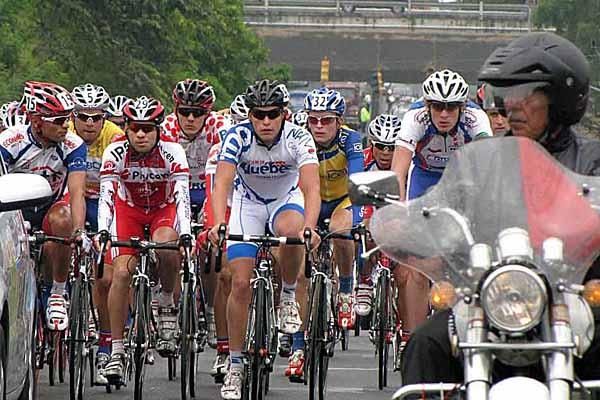 The peloton makes its way through El Coyol.