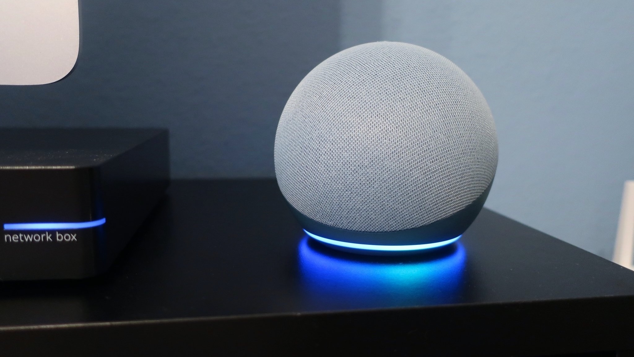床头柜上的 Amazon Echo Dot（第 4 代）