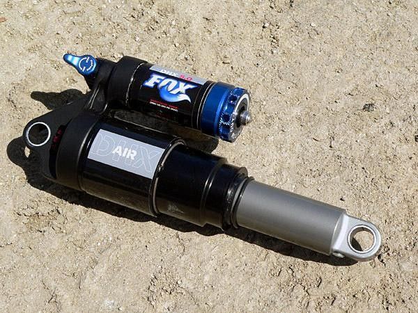 The DHX 5.0 receives the same damper improvements as on the forks.