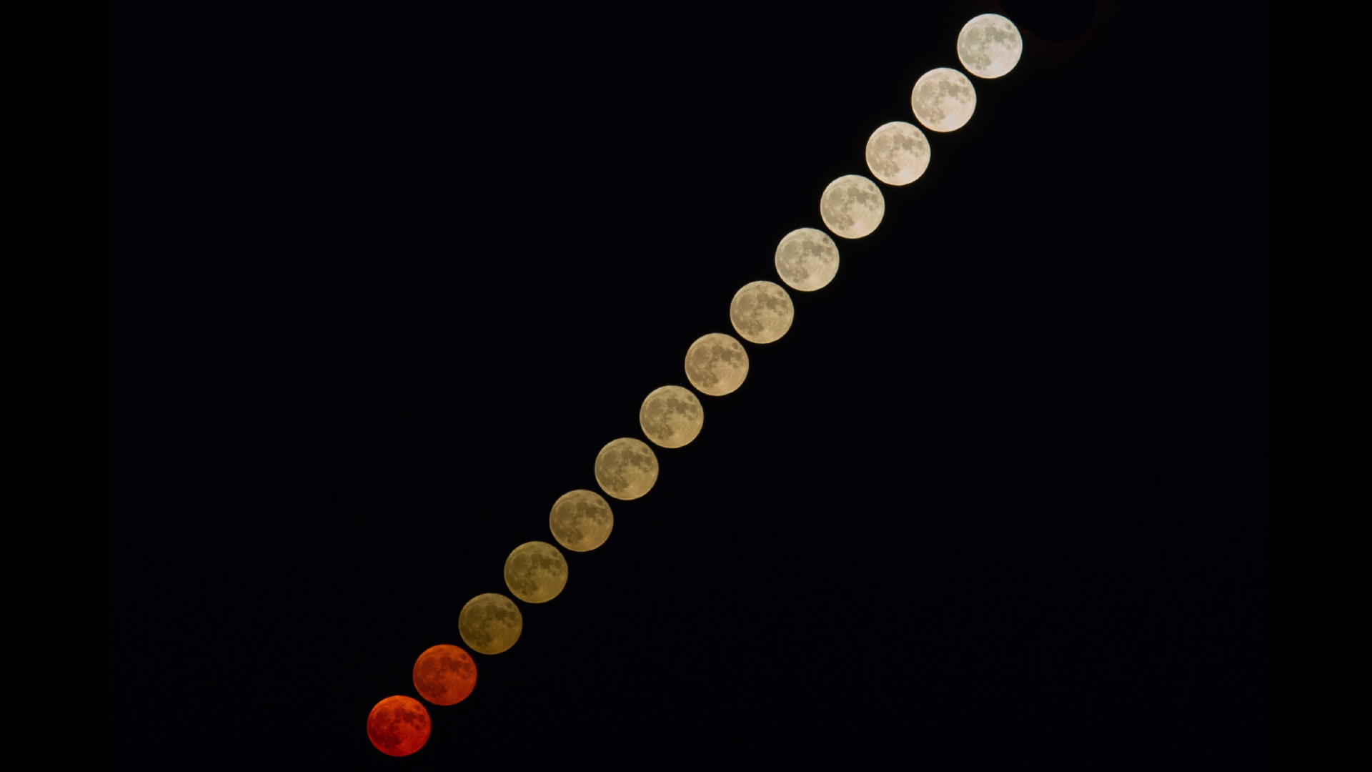 De afbeelding is een composiet van 14 time-lapse-frames die de stijgende trend van de maan en veranderingen in helderheid laten zien. De volle oogstmaan werd op 29 september 2023 gezien in Calassio (L'Aquila, Abruzzo), Italië.