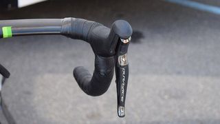 While other sprinters run satellite shifter buttons on the inside of the handlebar drops, Cavendish chooses to run them on the front curve for use with index fingers rather than thumbs