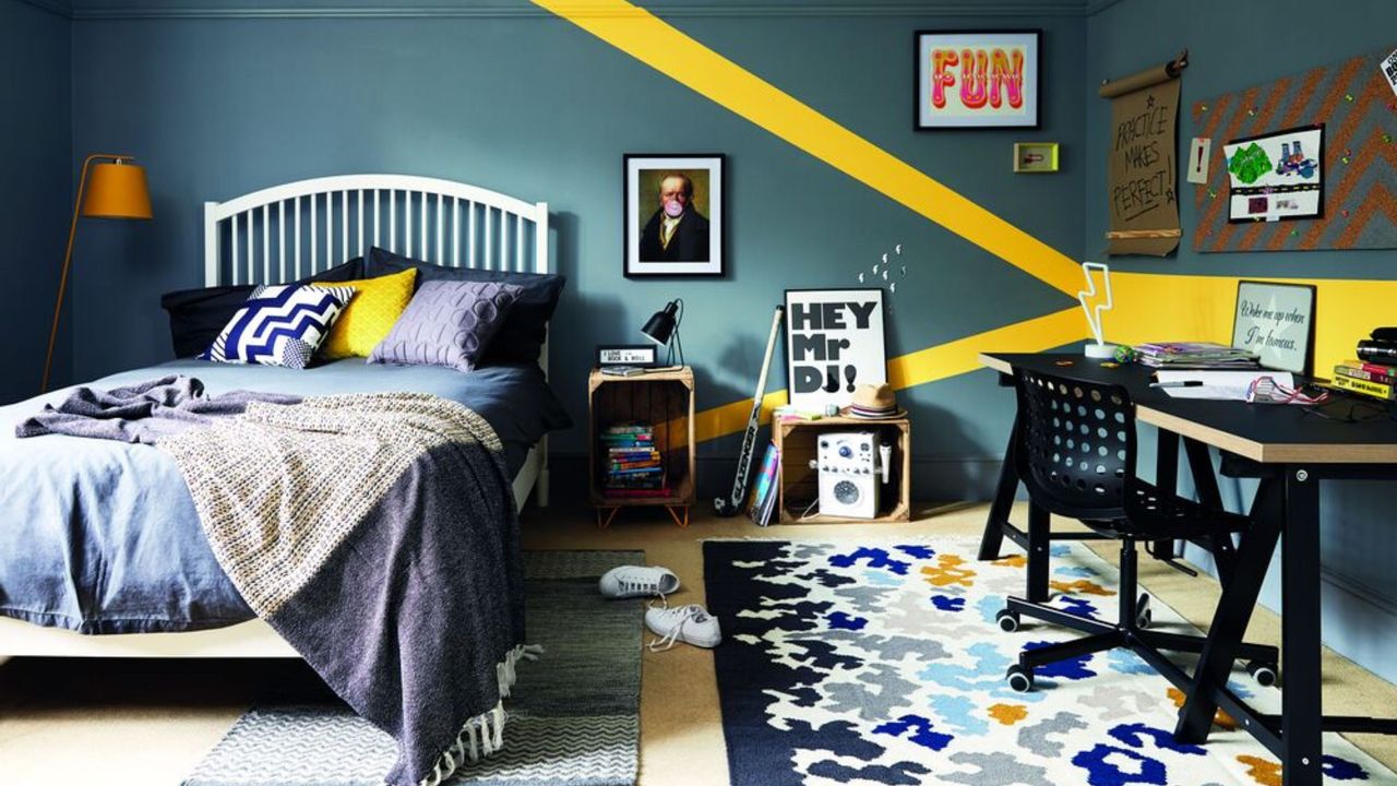 Teenage boy&#039;s bedroom done up in blue and yellow