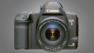 La fotocamera Canon EOS 3 su sfondo grigio