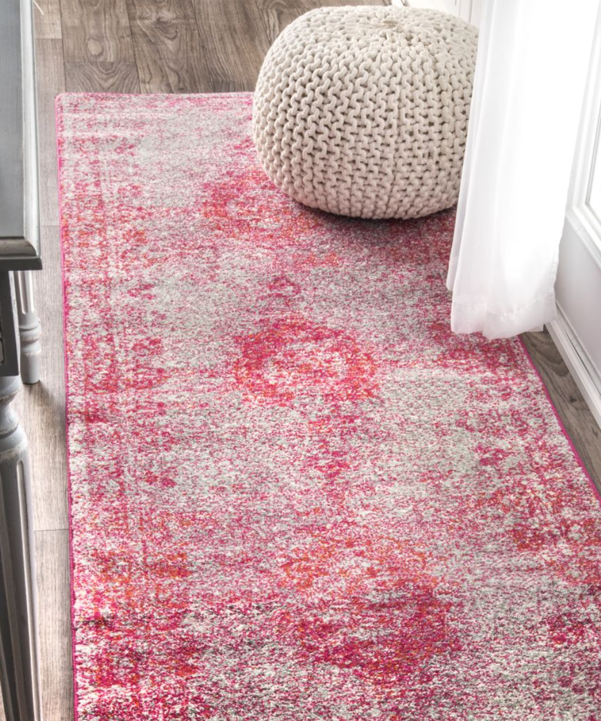 Pelari magenta di lorong netral